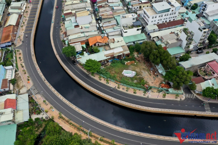 Làn đường hai bên bờ kênh được trải nhựa mới, trồng nhiều cây xanh
