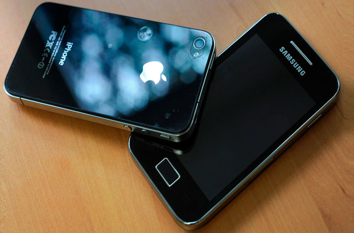 Apple bị Samsung bỏ xa. Vượt xa Apple, Samsung đã trở thành nhà sản xuất smartphone lớn nhất thị trường Ấn Độ. Thay thế vị trí của Apple, Sony đang vững ngôi thứ 2, do tập trung vào các sản phẩm giá rẻ, khoảng từ 166 USD tới 333 USD.