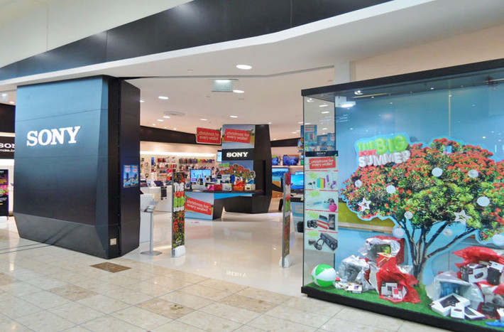 Sony sản xuất điện thoại Windows Phone. Theo giám đốc Sony Mobile khu vực châu ÂU, Pierre Perron, hãng đang thảo luận với Microsoft về một dự án chưa được tiết lộ. Theo nhiều nguồn tin, điều này có thể đồng nghĩa với việc Sony sẽ sản xuất một vài thiết bị cầm tay mang hơi hướng Windows Phone, ra mắt vào tháng 7/2014.