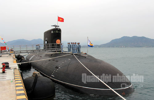 Đội hình tập luyện của Tàu HQ-183 - TP Hồ Chí Minh.