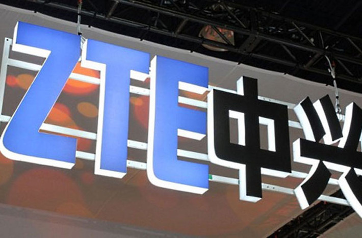Smartphone Android đầu tiên 64 bit tên gì? Theo truyền thông Trung Quốc, ZTE đang chuẩn bị sản xuất một chiếc điện thoại smartphone chạy hệ điều hành Android 64 bit, có tên mã là Apollo. Điện thoại này có thể sử dụng bộ vi xử lý Snapdragon 808 và 810 mới của Qualcomm.