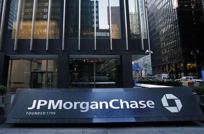 JP Morgan: Apple sẽ bán được 63 tỷ USD máy tính bảng lai laptop. Công ty chuyên về các dịch vụ tài chính JP Morgan dự đoán, thế hệ chip A8 có thể mở ra một thị trường đáng giá hàng tỷ USD cho Apple, khi họ có thể bán được những chiếc máy tính bảng lai laptop chạy hệ điều hành iOS.
