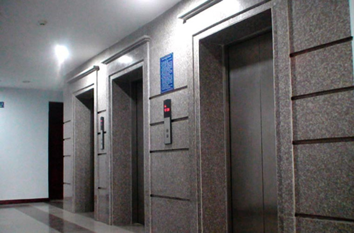 Đó là một nam sinh viên, khi cửa thang máy mở ra, anh chưa kịp đưa hết người vào trong thì cánh cửa bất ngờ đóng sầm lại rồi di chuyển lên trên. Không kịp phản ứng, nạn nhân va đầu vào cánh cửa, phần thân trên và chân trái nằm trong thang máy, phần còn lại lòi ra bên ngoài. Nạn nhân chết tại chỗ với lá phổi bị dập nát.