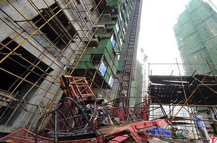 Vào tháng 10/2013, thang máy tự chế cũng gây ra một vụ tai nạn kinh hoàng ở Cần Thơ khiến 4 công nhân thiệt mạng. Chiếc thang cao 30m, được dùng để vận chuyển vật tư lên công trình xây dựng 8 tầng. Khi thang đang vận chuyển hơn 200 viên gạch ống nặng khoảng 250 kg lên cao, 5 công nhân muốn đi nhờ lên trên. Đến độ cao 17 m, dây cáp thang máy đứt khiến 4 người thiệt mạng, người còn lại đa chấn thương.
