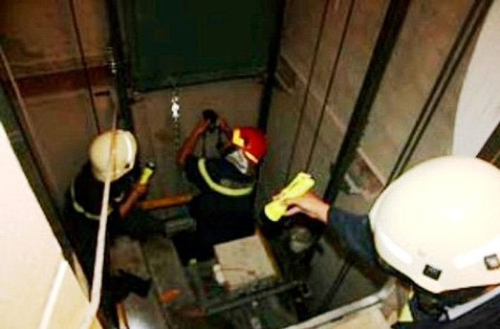 Vào sáng 22/7, tại TP Quảng Ngãi, một phụ nữ làm nghề giúp việc tên là Nguyễn Thị Luận, 28 tuổi, chết vong trong tư thế ngã ngửa người, đầu bị kẹp vào khe hở của sàn thang máy. Nguyên nhân được cho là bị thang máy kẹp vào đầu, dẫn đến tử vong.