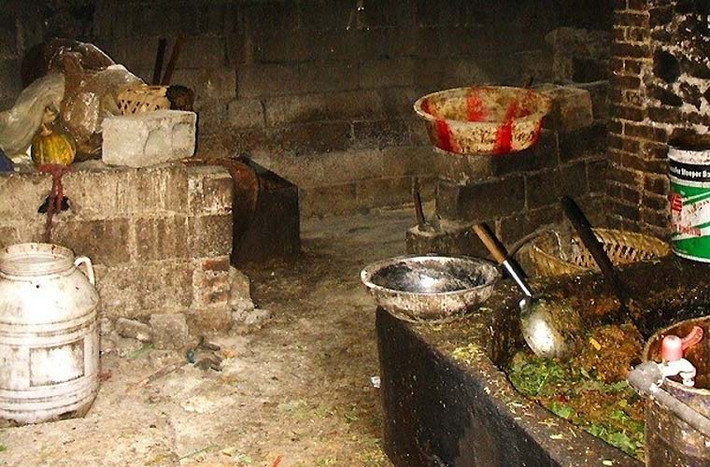Những chất thải cả thể rắn và thể lỏng đó được nấu và khuấy lên trong những bể xi măng. Chất dầu, mỡ sẽ nổi lên trên.