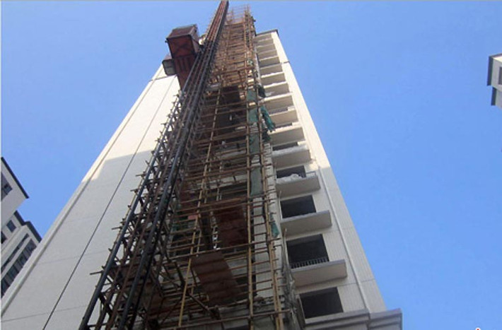 Một nạn nhân khác của thang máy là anh Hoàng Văn Đằng, 34 tuổi, làm việc ở Khu công nghiệp Đồ Sơn, Hải Phòng. Ngày 22/7, anh cùng một công nhân khác của xưởng đưa chiếc xe kéo từ tầng 2 xuống tầng 1 bằng thang máy chở hàng. Khi anh Đằng đưa chiếc xe ra, bất ngờ phần đỉnh thang máy rơi sập xuống đập vào đầu khiến anh tử vong tại chỗ.
