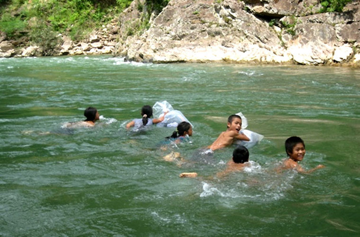 Nếu là đỉa suối, việc nhúng mũi vào bát nước có thể dụ chúng tự bò ra. Khi toàn thân con đỉa chui ra thì mới coi là “thoát nạn”. Nếu một đầu con đỉa vẫn bám vào mũi thì dùng kẹp kẹp cái đầu tự do trong nước, chờ đến khi đầu kia chui ra.