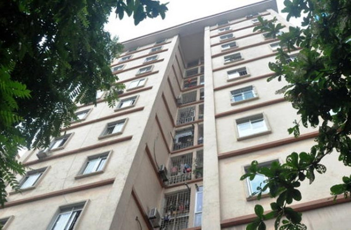 Thang máy chung cư cũng là mối nguy không nhỏ. Ngày 30/6, một sự cố thang máy xảy ra tại tòa nhà N5A Khu đô thị Trung Hòa - Nhân Chính làm chết một người. Nạn nhân là ông Trần AnhTuấn, 50 tuổi, nhân viên bảo vệ tòa nhà.