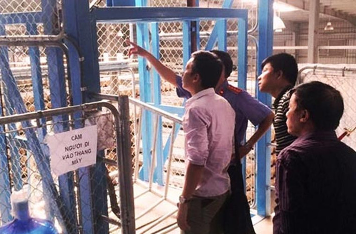 Ông Tuấn và một người nữa lên kiểm tra chiếc thang máy bị hỏng, kẹt ở tầng 7 từ nhiều tháng nay để thuê thợ vào sửa. Khi vừa mở được khóa cửa thang máy, ông Tuấn hụt chân bước vào bên trong khiến thang máy rơi tự do từ tầng 7 xuống đất, khiến nạn nhân tử vong tại chỗ.