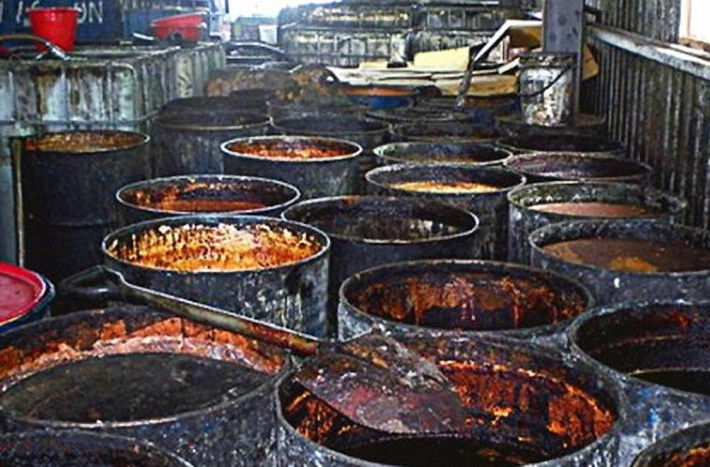 Tất cả “nguyên liệu” được thu gom từ các thùng rác, container rác, cống… mang về điểm sản xuất, nơi có những dụng cụ chế biến cáu bẩn đến mức chỉ nhìn đã buồn nôn.