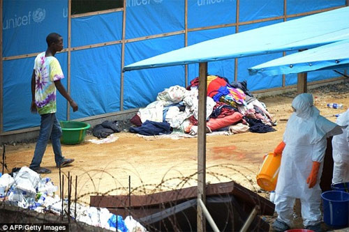Taxi là phương tiện mà rất nhiều gia đình dùng để đưa bệnh nhân Ebola đến cơ sở y tế. Chúng chạy khắp nơi mà không hề được khử trùng. 14 trong số 15 tỉnh ở Liberia đã có bệnh nhân Ebola.