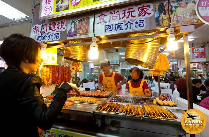 Không chỉ người bản xứ, mà cả khách du lịch khắp nơi trên thế giới cũng có thể nạp loại dầu siêu bẩn ấy vào người khi nếm thử các món ăn đường phố ở Đài Loan.