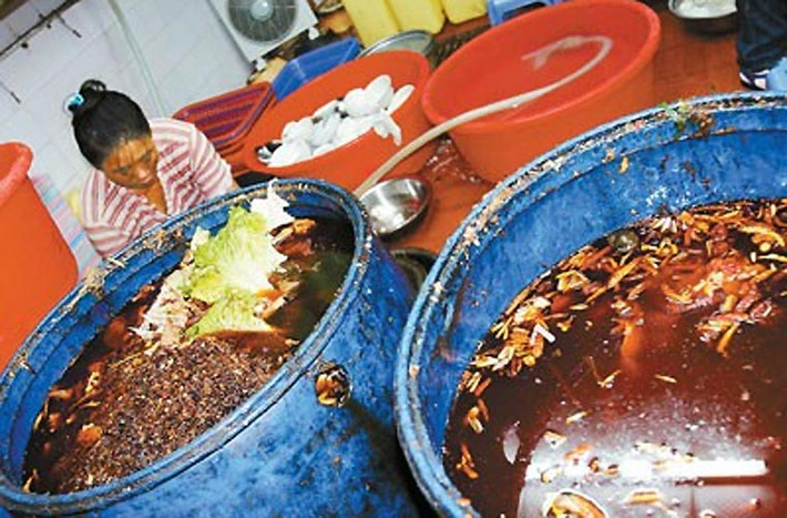 “Nguyên liệu” để sản xuất loại dầu này là rác thải hoặc thức ăn thừa mà các nhà bếp của quán ăn, nhà hàng thải ra.