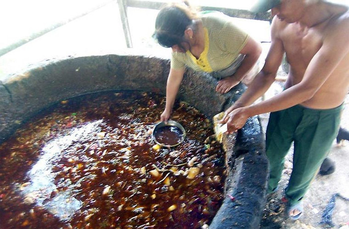 Váng dầu vớt từ cống rãnh, mỡ ôi thiu đổ đi, thậm chí cả xác động vật nhiễm bệnh cũng được cho là nguồn gốc của loại dầu ăn bẩn này.