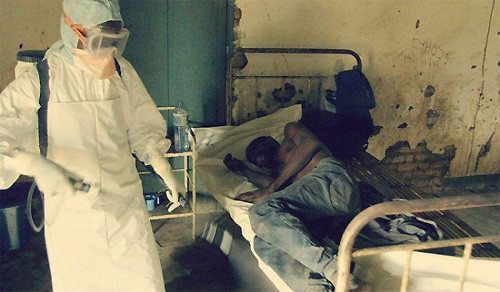 Ở khu Montserrado, phải có 1.000 giường bệnh mới đủ cho các bệnh nhân Ebola, nhưng con số thực tế là 240 giường. Những bệnh nhân không có chỗ phải trở về cộng đồng, và truyền virus cho nhiều người khác. Con số bệnh nhân vì vậy cứ liên tục tăng theo cấp số nhân.