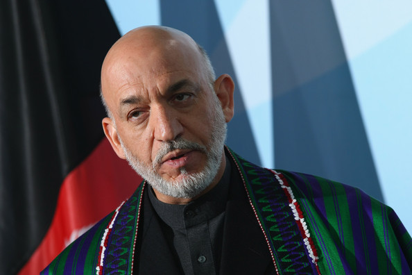 4. Tổng thống Afghanistan Hamid Karzai: Có khá nhiều tranh cãi xung quanh tiền lương của vị tổng thống này. Theo đó, tính đến năm 2010, các tài liệu báo cáo cho thấy, mức lương chính thức của ông Karzai chỉ là 525 USD/tháng (hơn 10,5 triệu đồng). Tuy nhiên, năm 2013 này, một vài tờ báo (trong đó có cả tờ New York Times) đưa tin, CIA thường đem “một nắm tiền USD” tới văn phòng của ông Karzai.