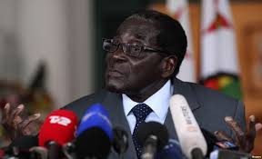 2. Sinh ngày 21/1/1924, Tổng thống Zimbabwe Robert Mugabe có trình độ học vấn cao khi giành được 7 bằng cử nhân đại học. Vào năm 1960, sự nghiệp chính trị của Mugabe bắt đầu ở miền Nam Rhodesia bằng việc gia nhập đảng Dân chủ Quốc gia (NDP). Sau khi NDP tan rã, ông tham gia vào đảng Liên minh Quốc gia châu Phi Zimbabwe (ZANU). Tuy nhiên, sau một vụ án mạng liên quan tới ZANU, Mugabe đã bị bắt giam.