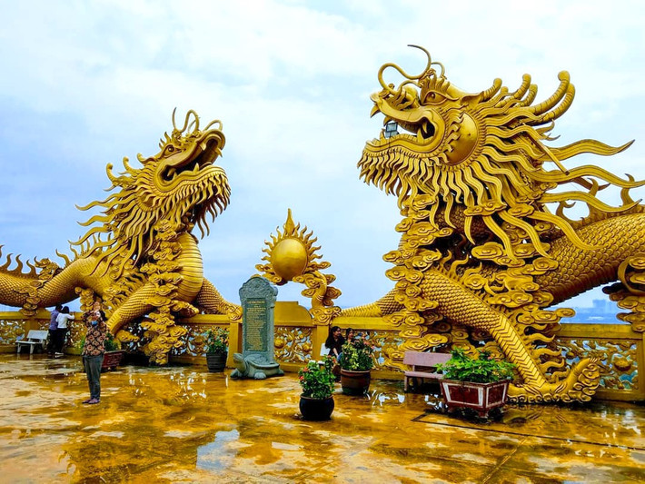 Châu Thới sơn tự là ngôi chùa nổi tiếng ở TP Dĩ An, tỉnh Bình Dương. Tại đây có 4 con rồng vàng khổng lồ tạo thành 2 cặp rồng trong thế lưỡng long tranh châu, dáng vẻ uy nghi. Khuôn viên chùa hiện nay là một quần thể kiến trúc đa dạng, nhiều hạng mục, được xây dựng vào những thời điểm khác nhau.