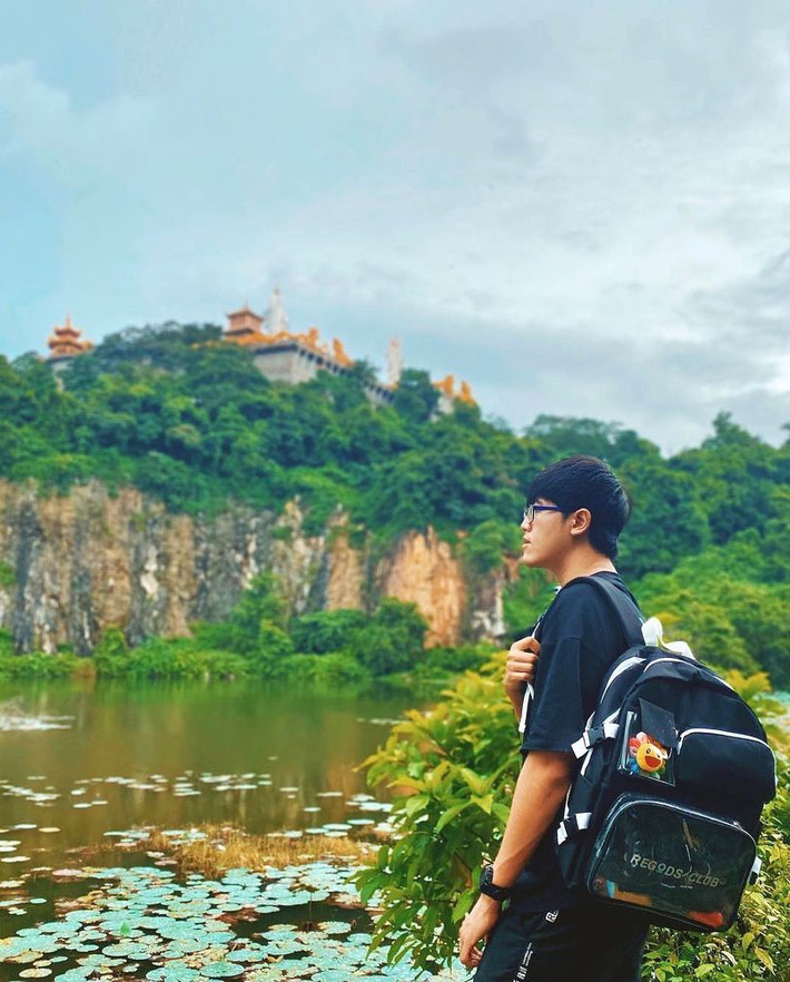 Năm 1989, núi Châu Thới được xếp hạng di tích danh lam thắng cảnh quốc gia. Chùa và núi Châu Thới là địa điểm không thể bỏ qua của nhiều du khách khi du lịch Bình Dương. Ảnh: Lê Anh Tùng.