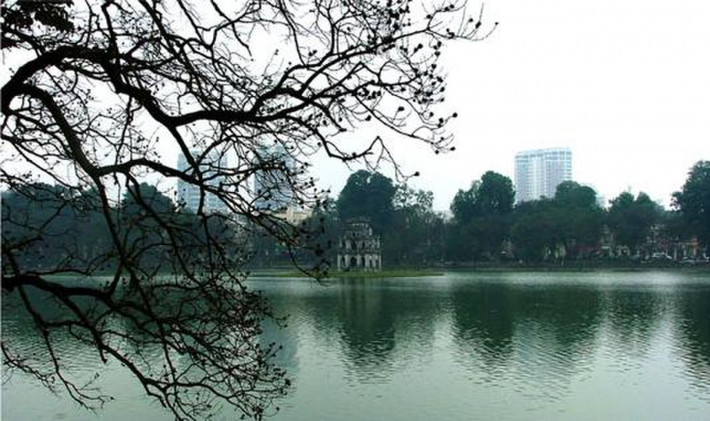 Hồ Hoàn Kiếm tọa lạc ngay trung tâm thủ đô Hà Nội và được bao quanh bởi 3 con phố: Hàng Khay, Lê Thái Tổ, Đinh Tiên Hoàng.