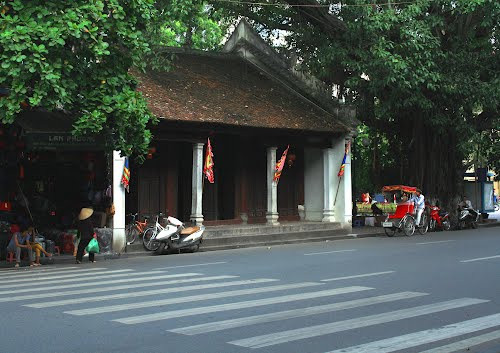 Đền Bà Kiệu nằm trên bờ hướng Đông Bắc hồ Hoàn Kiếm, được xây dựng từ thời Lê Trung Hưng, thờ ba vị nữ thần là Liễu Hạnh công chúa (một trong 4 vị thánh Tứ bất tử), Đệ nhị Ngọc nữ và Đệ tam Ngọc Nữ.