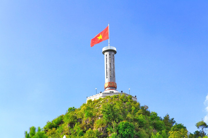 Lũng Cú, Hà Giang là điểm cực Bắc của Tổ quốc, nơi lá cờ đỏ sao vàng có diện tích 54 m2 tung bay trong gió, được mệnh danh là “nơi bắt đầu nét vẽ đầu tiên của bản đồ Tổ quốc”.