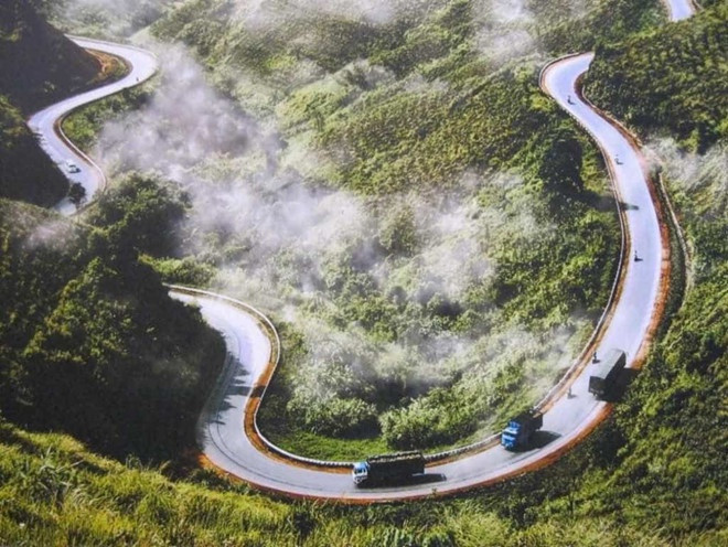 Với chiều dài lên tới 24 km, cảnh quan thiên nhiên hùng vĩ, những cung đường quanh co uốn lượn mê đắm lòng người, đèo Mã Pí Lèng thuộc địa phận 3 xã Pải Lủng, Pả Vi, Xín Cái ở huyện Mèo Vạc (Hà Giang) được mệnh danh “đệ nhất hùng quan”.