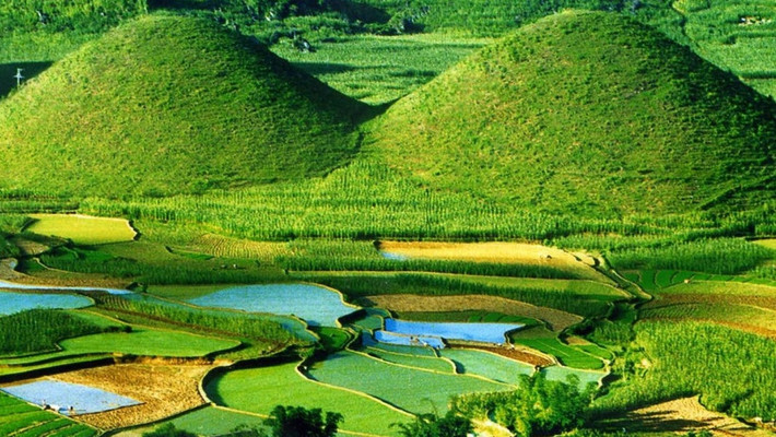 Với diện tích 7.914,9 km2, dân số năm 2013 là 771.200 người, tỉnh Hà Giang hiện nay có 11 đơn vị hành chính cấp huyện/thị gồm: Thành phố Hà Giang và 10 huyện, 195 đơn vị hành chính cấp xã. Hà Giang là địa bàn cư trú của các dân tộc như Kinh, Dao, Tày, Mông, Nùng.