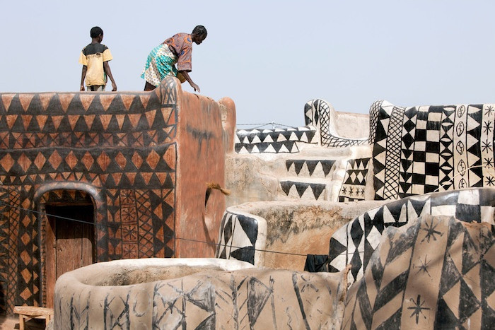 Tiebele nằm tại Nahouri, tỉnh phía trung nam của Burkina Faso. Ngôi làng là nơi sinh sống của những người Kassena, nhóm dân tộc thiểu số nằm rải rác ở nam Burkina Faso và bắc Ghana. Do lịch sử phức tạp, bị chia cắt khỏi các dân tộc lân cận khác, người Kassena có văn hóa khác biệt với phần còn lại. Nghệ thuật và kiến trúc là hai cách để người Kassena thể hiện bản thể. Ảnh: Funtime.