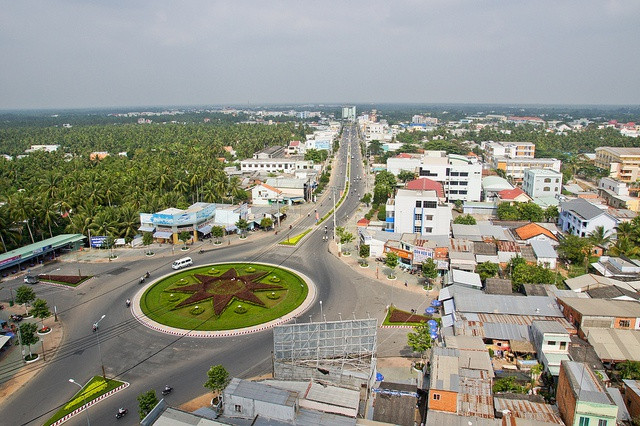 Với diện tích 2359,8 km2, dân số hơn 1,2 triệu người, tỉnh Bến Tre hiện có 9 đơn vị hành chính gồm thành phố Bến Tre cùng 8 huyện: Mỏ Cày Bắc, Mỏ Cày Nam, Ba Tri, Giồng Trôm, Bình Đại, Châu Thành, Chợ Lách, Thạnh Phú.