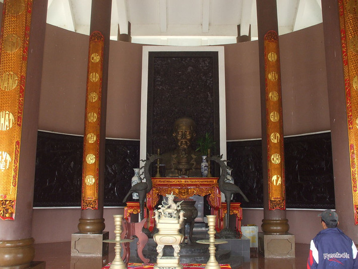 Nguyễn Đình Chiểu là nhà thơ, nhà tri thức yêu nước nổi tiếng trong thế kỷ XIX. Ông vốn quê ở Huế, sinh ra ở Gia Định, nhưng có 26 năm cuối đời sống, bóc thuốc và làm nghề dạy học ở Ba Tri, Bến Tre. Hiện nay, mộ phần và đền thờ ông đều ở Ba Tri.