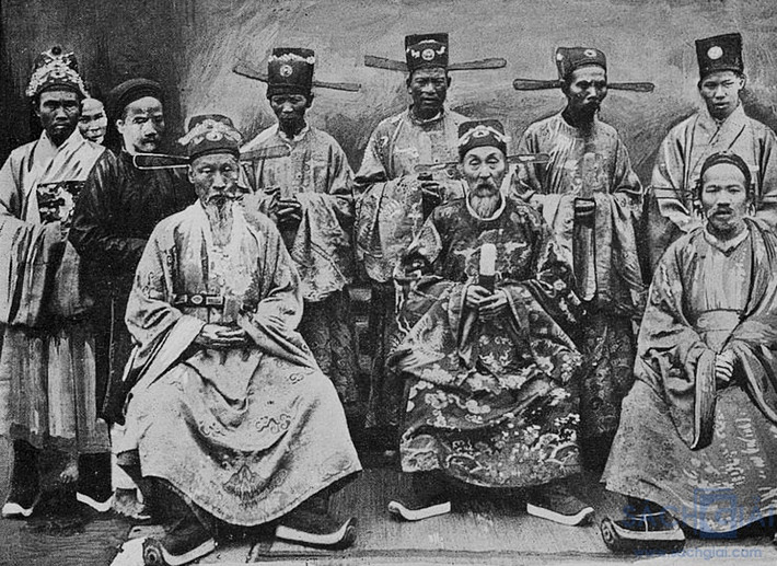 Bùi Viện sinh năm 1841 ở tỉnh Thái Bình ngày nay. Ông đỗ tú tài năm 23 tuổi, đỗ cử nhân năm 26 tuổi. Dưới thời vua Tự Đức, ông được xem là nhà kinh tế có tài của nước ta.