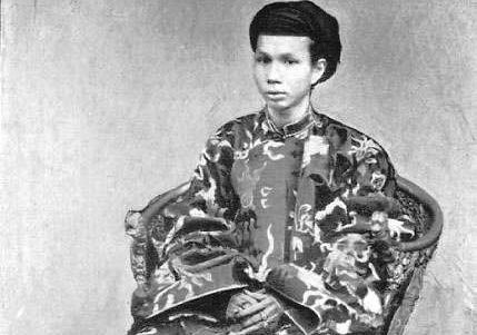 Theo sách Đại Nam thực lục, Đồng Khánh là ông vua đầu tiên của triều Nguyễn và của chế độ phong kiến Việt Nam được chụp ảnh chân dung vào năm 1886.