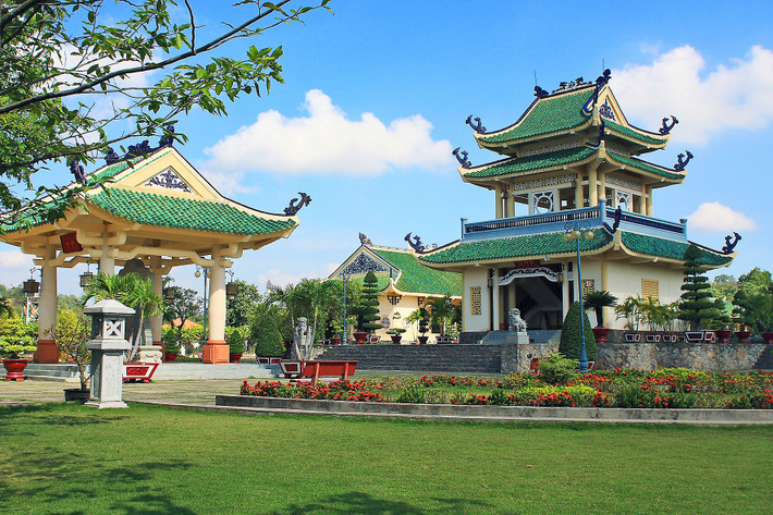 Đồng Nai hiện có 2 thành phố: Biên Hòa (tỉnh lỵ) và Long Khánh. Bà Rịa - Vũng Tàu hiện có 2 thành phố: Bà Rịa (tỉnh lỵ) và Vũng Tàu. Trong ảnh là Văn miếu Trấn Biên ở TP Biên Hòa, tỉnh Đồng Nai, công trình mang tính biểu tượng, gắn với lịch sử hình thành và phát triển vùng đất này nói riêng và Nam Bộ nói chung. Ảnh: Du Lịch Đồng Nai.