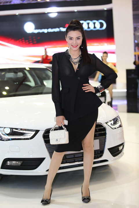 Người mẫu Trang Nhung tạo dáng cùng Audi A4.