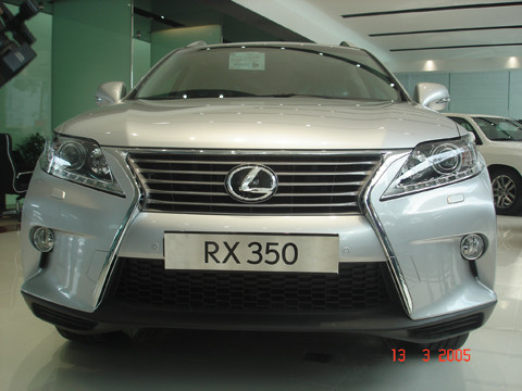 RX 350: Dòng xe Lexus Radian Crossover, sử dụng động cơ V6 3.4L DOHC, Dual VVT-I dẫn động bốn bánh toàn thời gian, với công suất tối đa 274 mã lực, momen xoắn cực đại 346 Nm, sử dụng hộp số tự động 6 cấp. Xe có 2 nội thất là đen và kem cùng 7 màu ngoại thất gồm: Đen, trắng ngọc trai, bạc ánh kim, xám thủy ngân, nâu nhạt ánh kim, nâu sẫm mã não, đỏ thẫm. Giá bán: 2,932 tỷ đồng.
