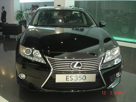 ES 350: Dòng xe cỡ trung Elegant Sport Sedan, sử dụng động cơ V6 3.4L DOHC, Dual VVT-I dẫn động cầu trước, với công suất tối đa 272 mã lực, momen xoắn cực đại 346 Nm, sử dụng hộp số tự động 6 cấp. Xe có 2 nội thất là đen và kem cùng 6 màu ngoại thất gồm: Đen, trắng ngọc trai, bạc ánh kim, xám thủy ngân, nâu nhạt ánh kim, nâu sẫm mã não. Giá bán: 2,751 tỷ đồng.