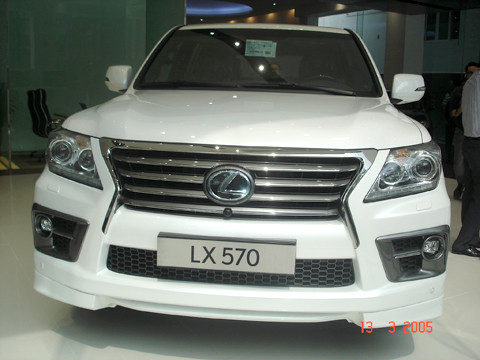 LX 570: Mẫu xe SUV sang trọng, sử dụng động cơ V8 5.6L, DOHC, Dual VVT-I dẫn động hai cầu chủ động, với công suất tối đa 362 mã lực, momen xoắn cực đại 520 Nm, sử dụng hộp số tự động 6 cấp. Xe có 2 nội thất là đen và kem cùng 6 màu ngoại thất gồm: Đen, trắng ngọc trai, bạc ánh kim, xám thủy ngân, nâu nhạt ánh kim, đỏ thẫm. Giá bán: 5,354 tỷ đồng.
