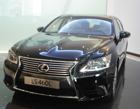 LS 460L: Dòng xe Lexus LS (Luxury Sedan), sử dụng động cơ V8 4.6L, DOHC, Dual VVT-I dẫn động cầu sau, với công suất tối đa 382 mã lực, momen xoắn cực đại 493 Nm, sử dụng hộp số tự động 8 cấp. Xe có 2 nội thất đen và kem cùng 6 màu ngoại thất gồm: Đen, trắng ngọc trai, bạc sáng, xám thủy ngân, nâu nhạt ánh kim, nâu sẫm mã não. Giá bán: 5,673 tỷ đồng.