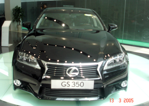 GS 350: Dòng xe cỡ trung hạng sang Grand Touring Sedan, sử dụng động cơ V6 3.4L DOHC, Dual VVT-I dẫn động cầu sau, với công suất tối đa 317 mã lực, momen xoắn cực đại 378 Nm, sử dụng hộp số tự động 8 cấp. Xe có 2 nội thất là đen và kem cùng 6 màu ngoại thất gồm: Đen, trắng ngọc trai, bạc sáng, xám thủy ngân, nâu nhạt ánh kim, nâu sẫm mã não. Giá bán: 3,595 tỷ đồng.