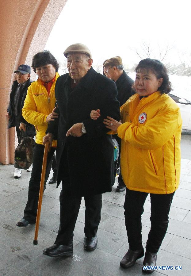 Hai nhân viên dìu ông lão...