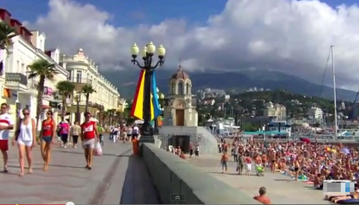 Người dân đổ xô ra bãi biển Yalta.
