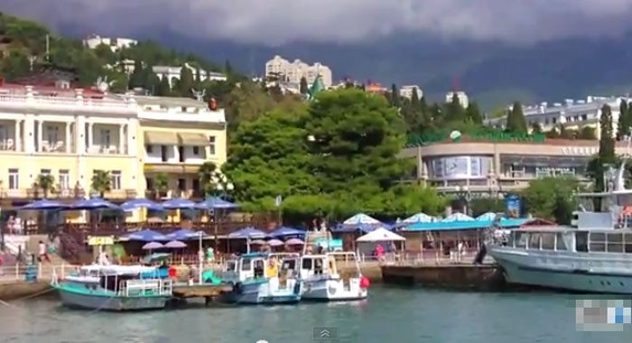 Xa xa, tàu thuyền neo đậu thong thả tại một khu vực gần khu bãi tắm trên.