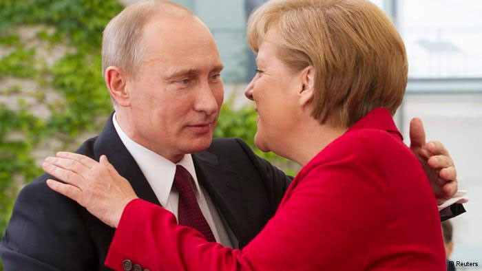 5. Ông Putin lưu ý rằng, có một vài vấn đề trong cuộc đối thoại giữa Moscow và các đối tác châu Âu của họ. “Nhiều quốc gia phương Tây tự nguyện từ bỏ một phần lớn chủ quyền của họ. Điều này thể hiện sự hi sinh của họ đối với chính sách khối của toàn khu vực. Đôi khi thực sự khó khăn để thương lượng với họ về các vấn đề địa chính trị”.