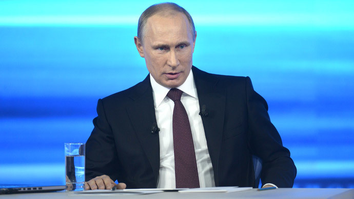 1. Một cựu lính Berkut (nhóm lực lượng đặc nhiệm của Ukraine) đã hỏi ông Putin rằng, Tổng thống bị lật đổ Viktor Yanukovych liệu có phải là một người yếu đuối và là kẻ phản bội hay không. Đáp lại, ông Putin nói: “Tôi đã nói chuyện với ông ấy rất nhiều lần ở thời điểm trong cuộc khủng hoảng hoặc thời gian sau khi ông ấy tới Liên bang Nga. Trong những lần đó, hai chúng tôi đã nói về việc sử dụng vũ lực… Ông Yanukovych đã nhiều lần nghĩ tới việc sử dụng quân đội, nhưng ông ấy không có một trái tim đủ dũng khí để ký sắc lệnh, mà có thể dẫn tới cảnh tượng những binh lính chống trả lại chính những người dân của mình”.