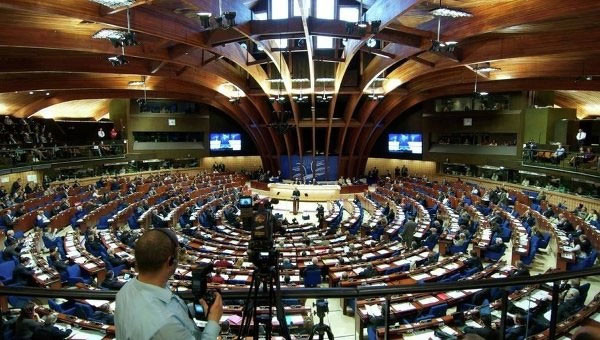 4. Về việc khả năng loại khỏi Ủy ban nghị viện của Hội đồng châu Âu (PACE), ông Putin cho hay, Nga sẽ không cố nài nỉ để ở lại một vài tổ chức quốc tế, và không có kế hoạch đình công. “Thế giới đang phát triển mạnh mẽ. Tuy nhiên, sẽ khó thành công nếu một ai đó muốn biến nó (thế giới) thành đơn cực và sắp xếp tất cả các tổ chức theo ý đồ của họ”.