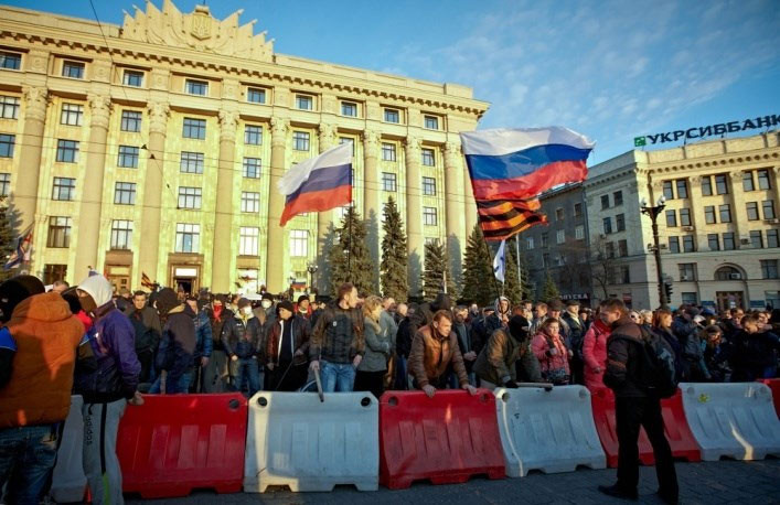 3. Ngoài ra, ông Putin bày tỏ, yêu cầu người biểu tình ở đông nam Ukraine hạ vũ khí xuống là cách tiếp cận đúng. Tuy nhiên, biện pháp này cũng nên áp dụng với các nhóm dân tộc vũ trang của Ukraine. Một thỏa hiệp vì lợi ích của người dân Ukraine mới là giải pháp cho khủng hoảng ở nước này. “Chính quyền lâm thời Ukraine cần tỉnh ngộ trước khi chúng tôi thương thảo”, Tổng thống Putin khẳng định.