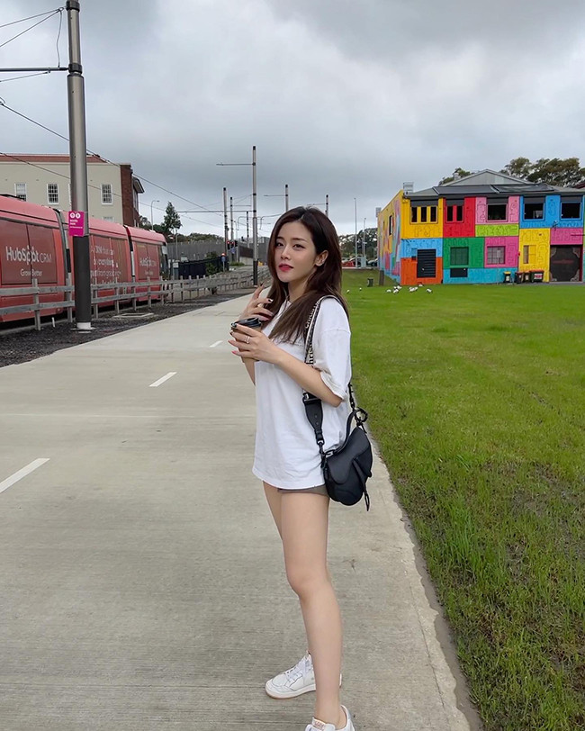 Cô thường phối áo phông mix với quần short jeans và giày thể thao.