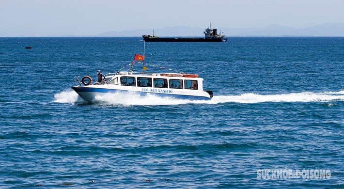 Để ra đảo, du khách có thể lựa chọn đi bằng cano hoặc tàu gỗ. Thời điểm thích hợp nhất để tới đây là tháng 3 – tháng 8 hàng năm, khi biển lặng, nắng chan hòa.